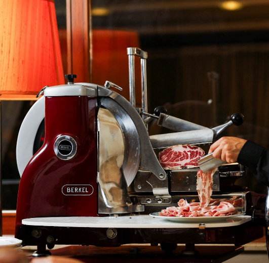I nostri affettati tagliati al coltello e con la Berkel