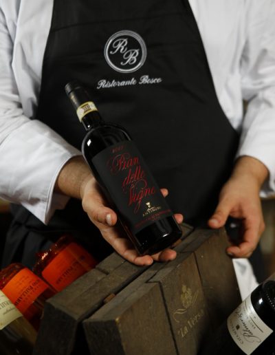 Bottiglia di Pian delle Vigne Antinori, presentata nella cantina del Ristorante Bosco