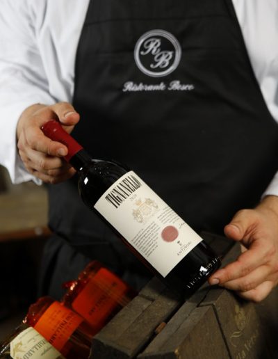 Bottiglia di Tignanello Antinori, presentata dalla cantina del Ristorante Bosco
