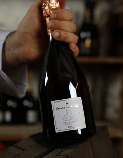 Bottiglia di Rosé Cantina della Volta, selezione esclusiva dalla cantina del Ristorante Bosco