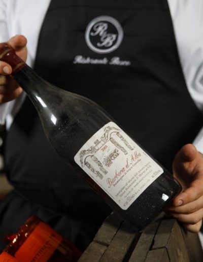 Bottiglia di Barbera d'Alba 2001, selezione esclusiva dalla cantina del ristorante