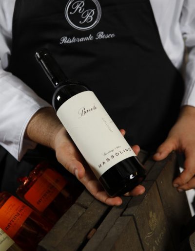 Sommelier del Ristorante Bosco presenta un Barolo Massolino dalla cantina.